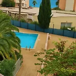 2 Mitoyens Avec Climatisation, Piscine Et Parking - Plages Et Port A 100m Apartmán *