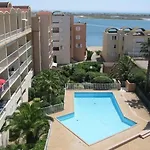 2 Mitoyens Avec Climatisation, Piscine Et Parking - Plages Et Port A 100m