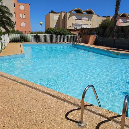 2 Mitoyens Avec Climatisation, Piscine Et Parking - Plages Et Port A 100m Gruissan