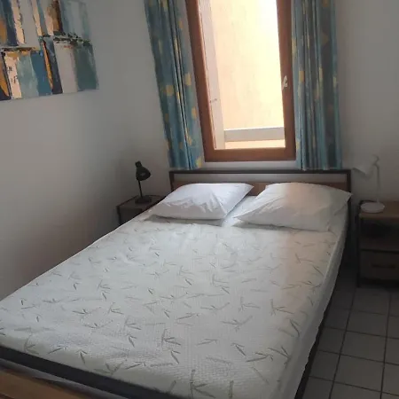 2 Mitoyens Avec Climatisation, Piscine Et Parking - Plages Et Port A 100m Gruissan