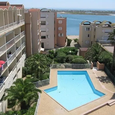 2 Mitoyens Avec Climatisation, Piscine Et Parking - Plages Et Port A 100m